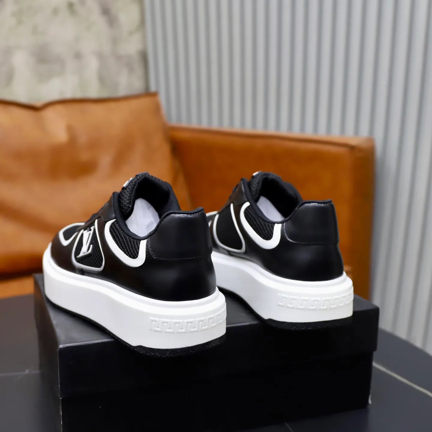 Ex-factory price: 442💰🙅‍♂️🙅‍♂️🙅‍♂️ Brand: LV Louis Vuitton Standard code: 38-44 (45 customized) Level: Same as the official website Material: Original cowhide stitching surface Comfortable and breathable lining Lightweight wear-resistant outsole Style category: Men's fashionable casual shoes Running sneakers Distinguished luxury brand elements Top luxury Color: actual picture color